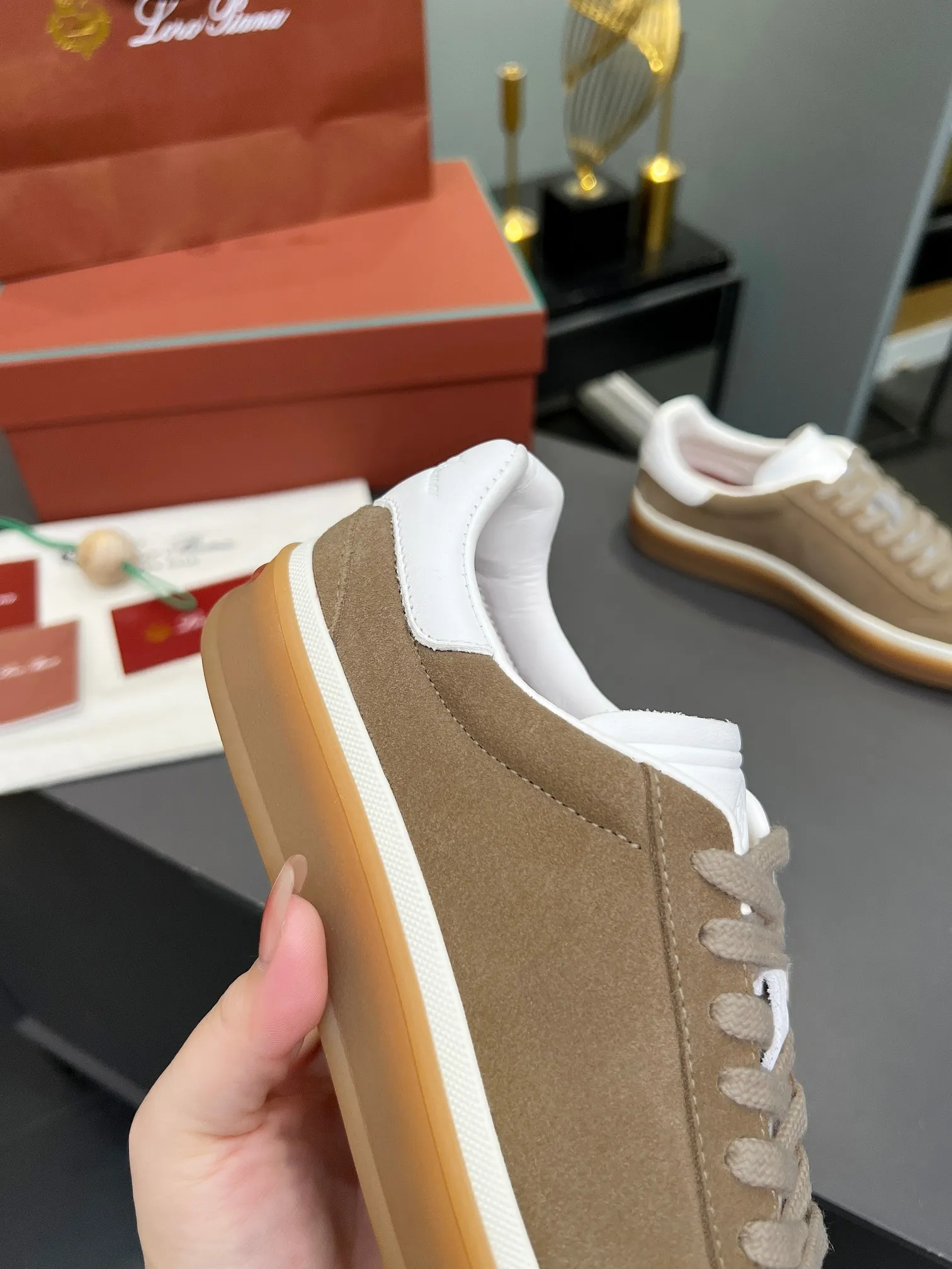 Factory price: 580💰Purchase level, high version🦅⛳️ Italy [Loro men's shoes💰iana] Tennis walk series L men's shoes💰Couple moral training shoes casual sports shoes sneakers🎁🎁 Original purchase development and production This new suede tennis shoe adopts an ultra-low design, suitable for wearing all year round👫👫 The wrapped sole creates an effortlessly attractive color combination that harmoniously blends functionality with understated style, making it the ideal shoe for urban wear. Soft calfskin tongue with Kummel color insert at the heel, embossed L Men's shoes 💰 Logo Cotton lace upper, cowhide suede sole Rubber-lined calfskin ✦ Upper: imported first-layer cowhide ➕ Customized original cowhide ✦ Lining: cowhide lining ➕ Cow leather insole ✦ Sole: Original open-molded T men's shoe 💰R ultra-lightweight outsole ✦Packaging: Original full set of packaging ✦Female size: 35--40, ✦Male size: 39--44, customized 45